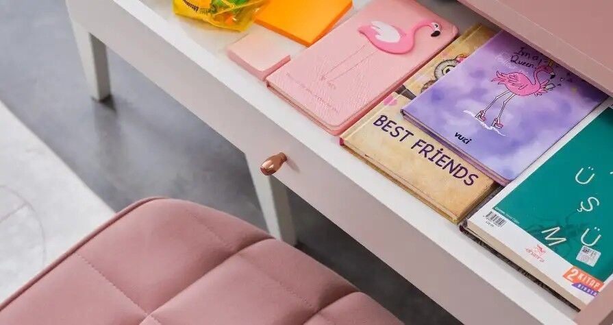 Pembe Masif Ahşap Sandalye, Life